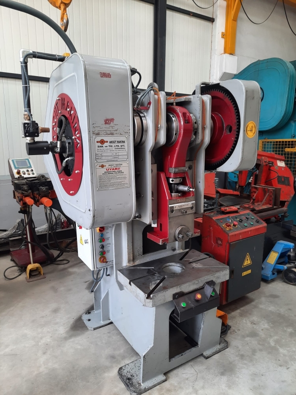 Aksüt Eksantrik Pres 40 ton hava kavramalı - 2018 model, Bakımları yapılmıştır. Çalışır durumdadır. Firmamız tarafından garantilidir. Aksüt Eksantrik Pres 40 ton hava kavramalı - 2018 model, Bakımları yapılmıştır. Çalışır durumdadır. Firmamız tarafından garantilidir.