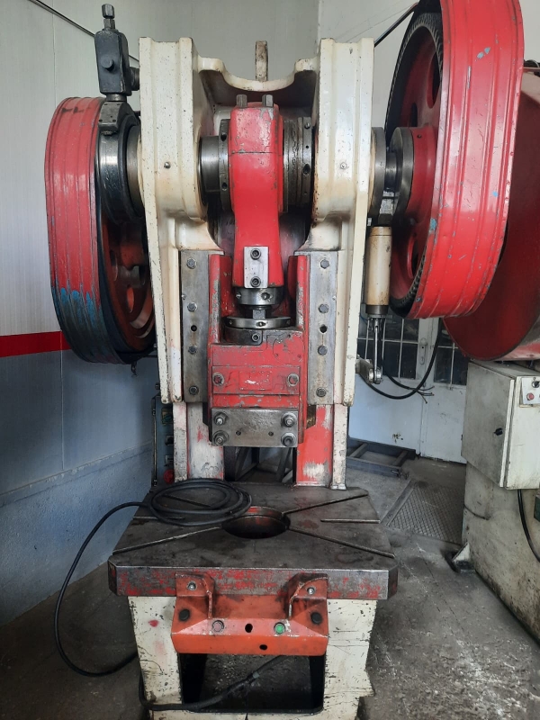 Eksantirik Pres 120 Ton - 2, Bakımları yapılmıştır. Çalışır durumdadır. Firmamız tarafından garantilidir. Eksantirik Pres 120 Ton - 2, Bakımları yapılmıştır. Çalışır durumdadır. Firmamız tarafından garantilidir.